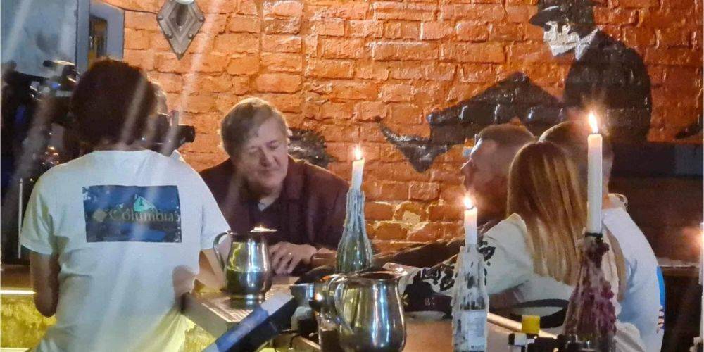 «Киев полон сюрпризов». Стивен Фрай посетил культовый бар Бармендиктат