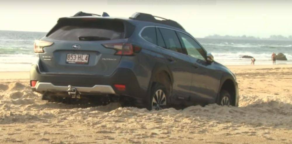 Вот и доверяйте навигаторам: водитель застрял в песке прямо на пляже. Видео