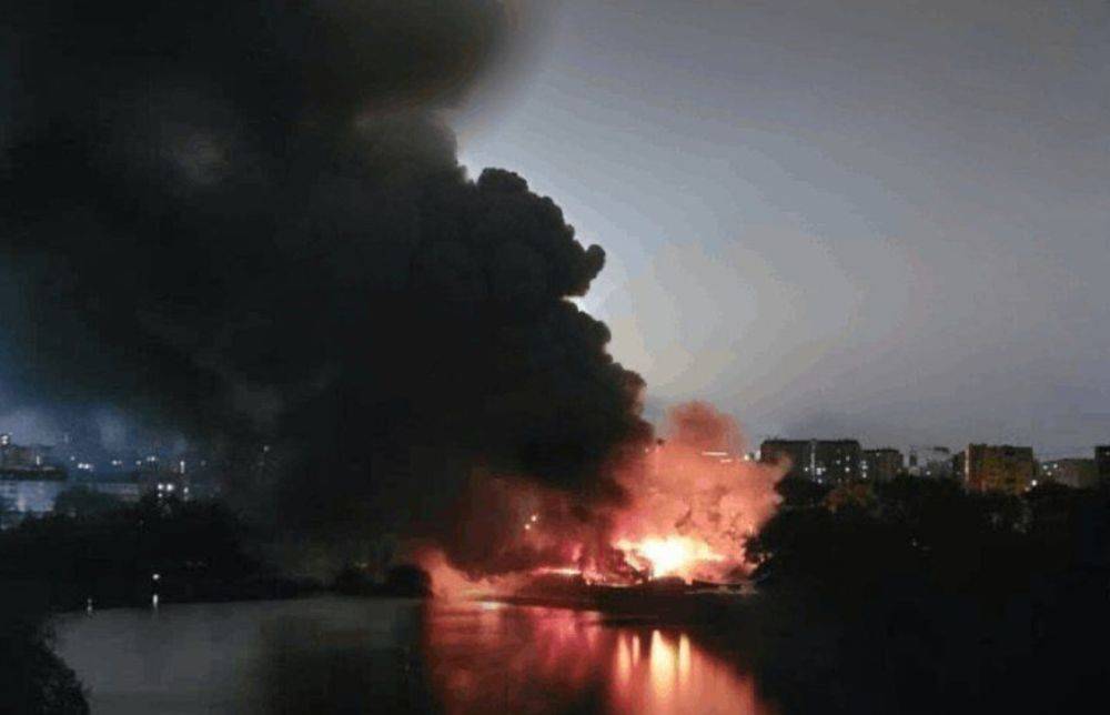 В Москве произошел масштабный пожар у здания Федеральной таможенной службы