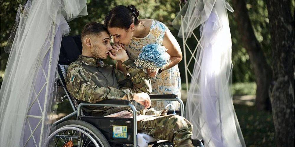 Поженились прямо в госпитале. Фотографы Либеровы растрогали снимками со свадьбы украинского военного, потерявшего ногу на войне
