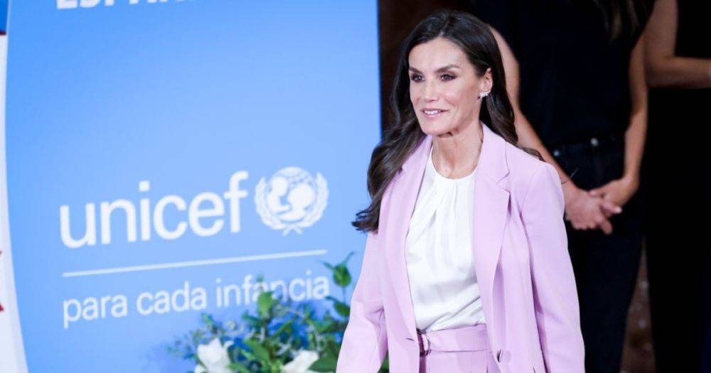 Королева Летиция показала стильный брючный костюм на церемонии вручения премии ЮНИСЕФ