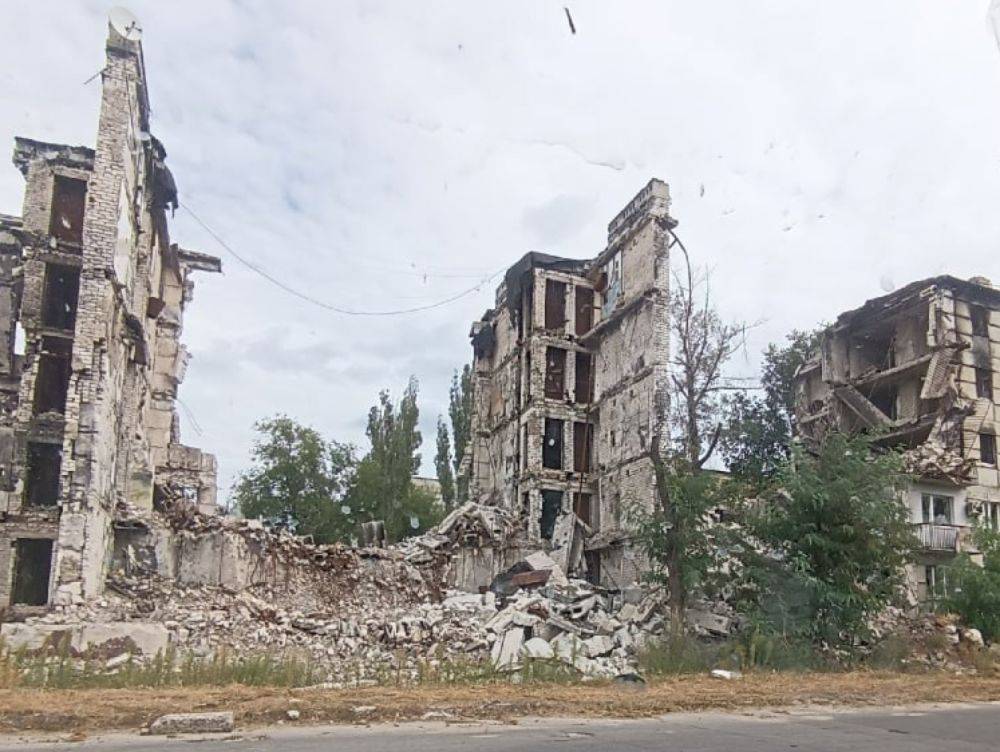 Библиотека и разрушенные дома: в сети показали новые фото из Северодонецка
