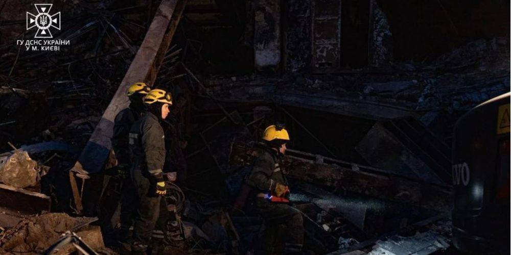 Из-под завалов достали еще четыре тела. В Киеве количество погибших в результате российской ракетной атаки возросло до 27