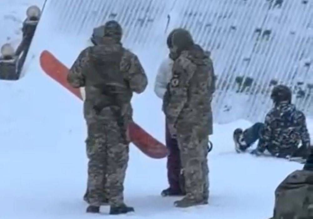 С лыжами на службу: ТЦК приехали на популярный горнолыжный курорт в Карпатах. Видео
