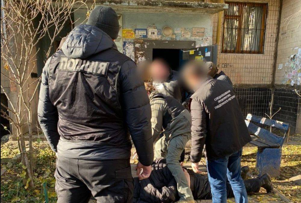 К жительнице Одессы наведалась полиция, теперь ей грозит пять лет в тюрьме: что было найдено в ее вещах