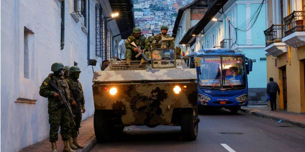 «Мы никогда такого не видели». Власти Эквадора пытаются подавить бунт банд и наркокартелей после побега их главарей — что происходит