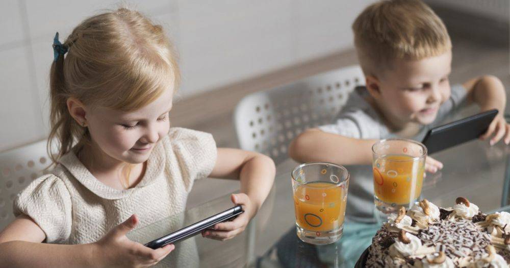 Уберите детей от экранов: всего лишь час с планшетом может навредить ребенку