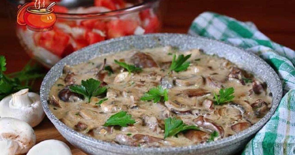 Для семейного ужина: куриная печень с грибами в сливочном соусе