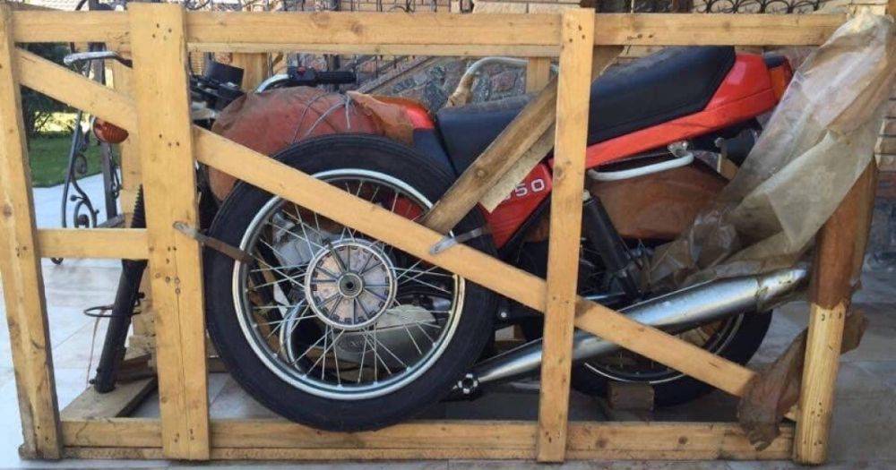 Звезда 80-х: в Украине обнаружили винтажный мотоцикл Jawa в заводской упаковке (фото)