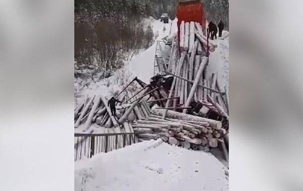 В Иркутской области РФ обрушился мост через реку