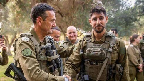 Актер сериала "Фауда" впервые заговорил после тяжелого ранения в Газе