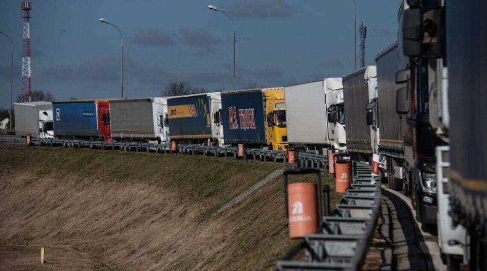 Блокада польской границы: грузовики стоят в очереди даже на разблокированном КПП