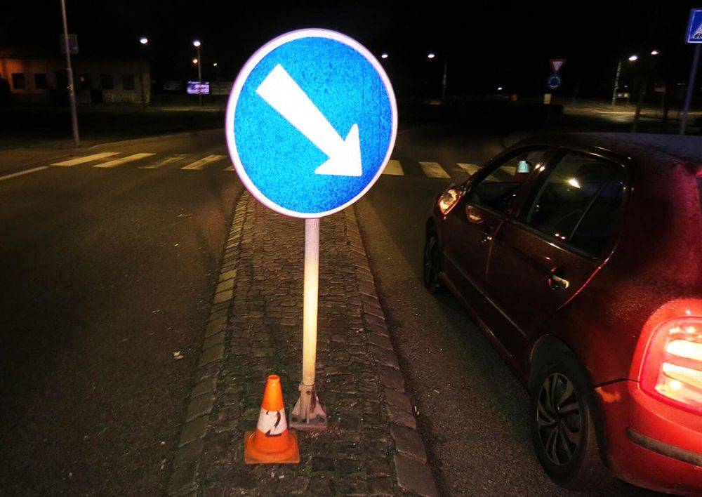 В Чехии пьяный водитель сам вызвал полицию, повредив дорожный знак