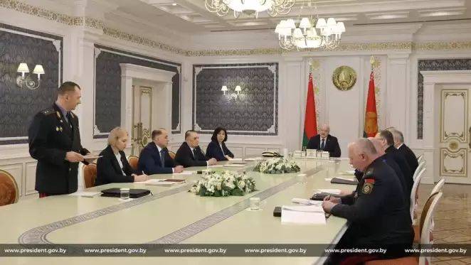 Зачем на совещаниях Лукашенко стаканы с водой накрывают крышками?