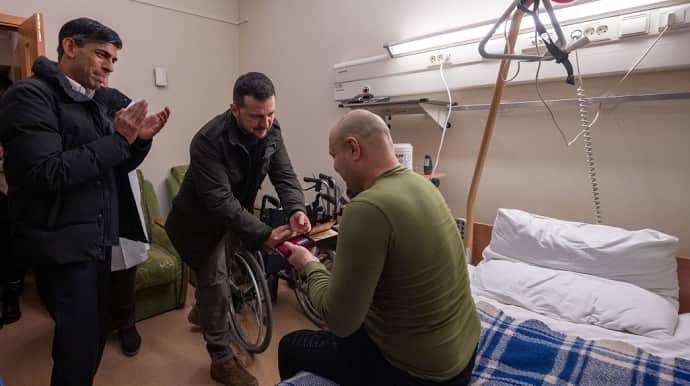 Зеленский и Сунак посетили военных в госпитале
