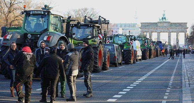 Мешканці Берліну у солідарність з протестуючими фермерами, підтримують їх харчами