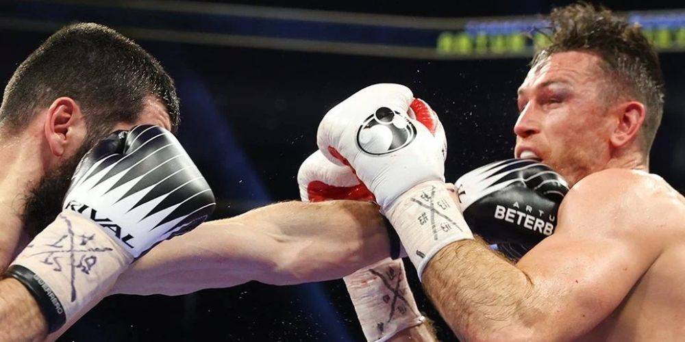 Поднялся и снова упал. Российский боксер поиздевался над британцем в чемпионском поединке — видео