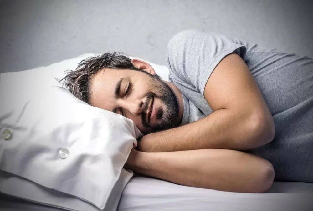 Влияют на здоровье и качество сна: сколько времени можно проводить в гаджетах перед сном