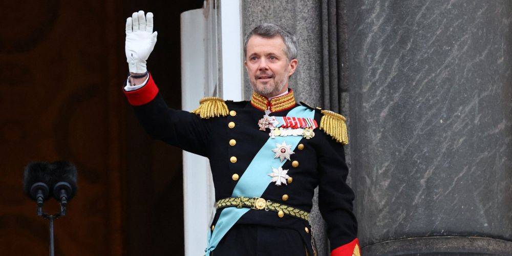 В Дании новый король: Фредерик Х занял престол после отречения своей матери Маргрете II, тысячи людей приветствовали его в Копенгагене — фото
