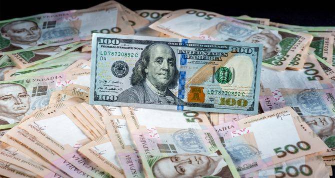 Доллар рекордно теряет в цене: курсы валют на 15 января 2024 года