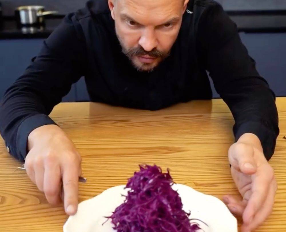 Всегда вкусная и хрустящая: судья "Мастер Шеф" Ярославский дал рецепт маринованной капусты
