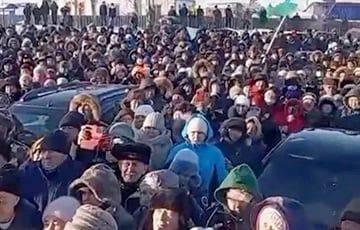 В России тысячи людей вышли на стихийный протест