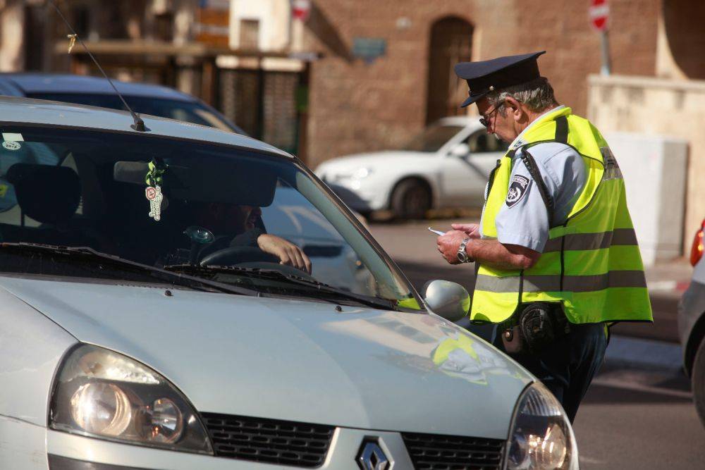 Начальница хайфского отдела минтранса арестована по подозрению в торговле водительскими правами