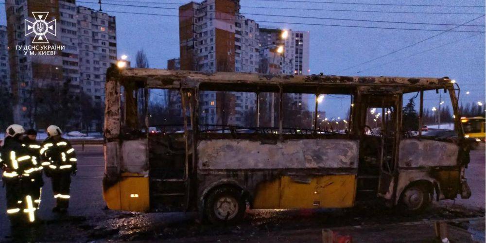 В Голосеевском районе Киева вспыхнула маршрутка — фото