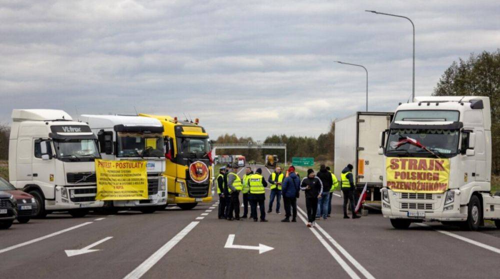 Правительство Польши договорилось с перевозчиками о приостановке протеста на границе – Reuters