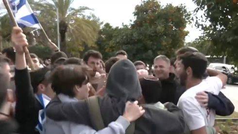 Израильский министр пустился в пляс со школьниками на месте теракта в Раанане