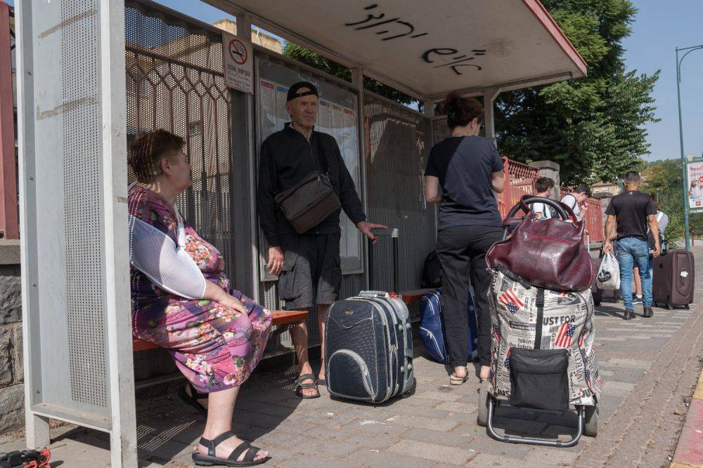 Нетанияху пообещал оставить эвакуированных в отелях до конца учебного года