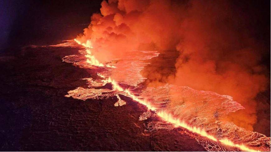 Извержение вулкана возле исландского города привело к эвакуации жителей