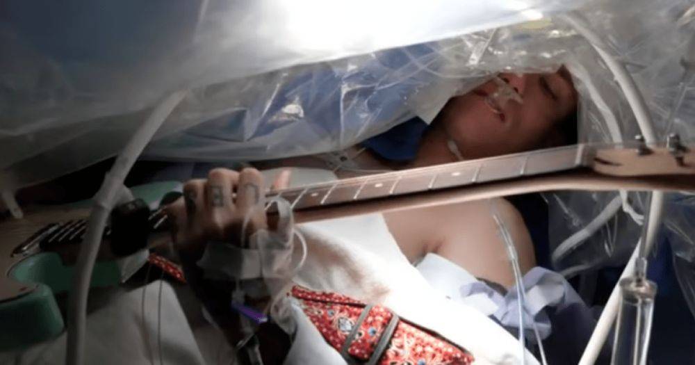 "Не мог отказаться": музыкант во время операции должен был играть на гитаре (видео)
