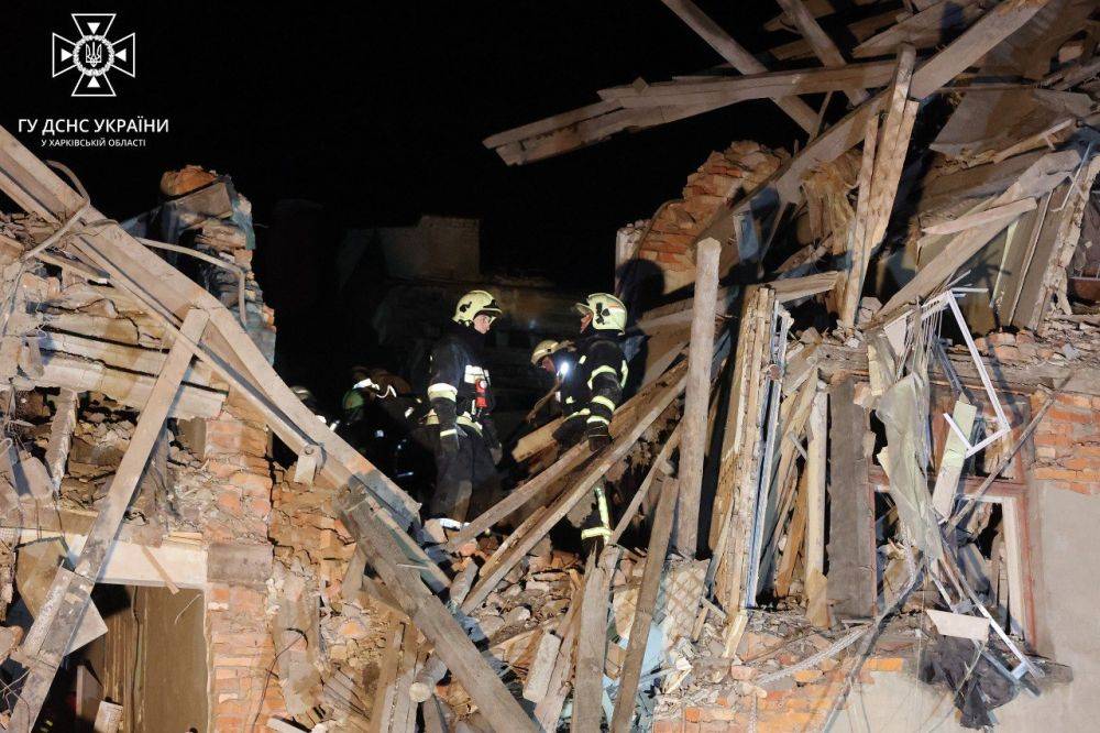 Последствия ракетного удара по Харькову показали спасатели (фото)