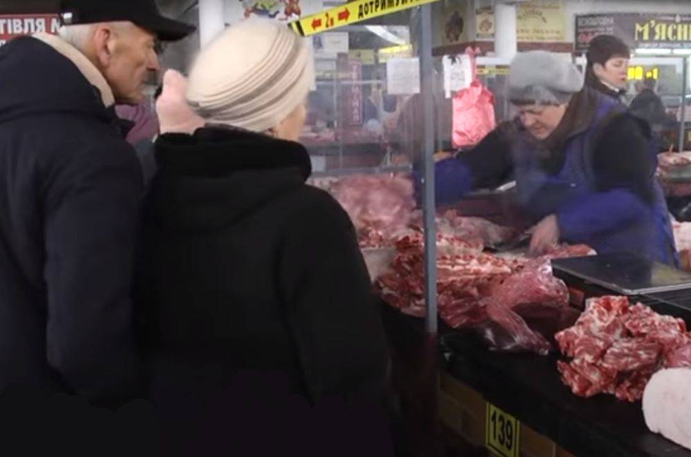 Популярные продукты превращаются в деликатесы: в Украине взлетели цены на колбасу, сало и сыр