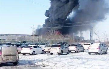 Под Ростовом после взрыва горит первый в России полиэфирный завод