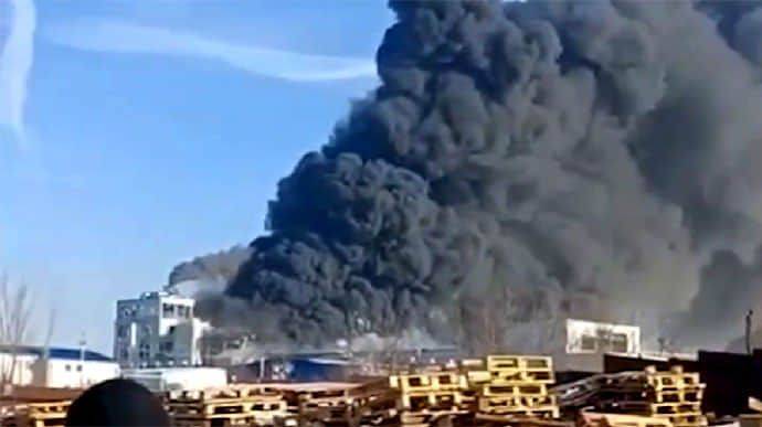 Черный дым столбом: в Ростовской области после взрыва загорелся полимерный завод