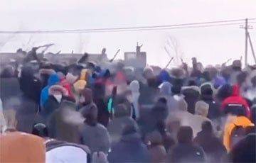 Ситуация в Башкортостане накаляется: протестующие начали столкновения с полицией