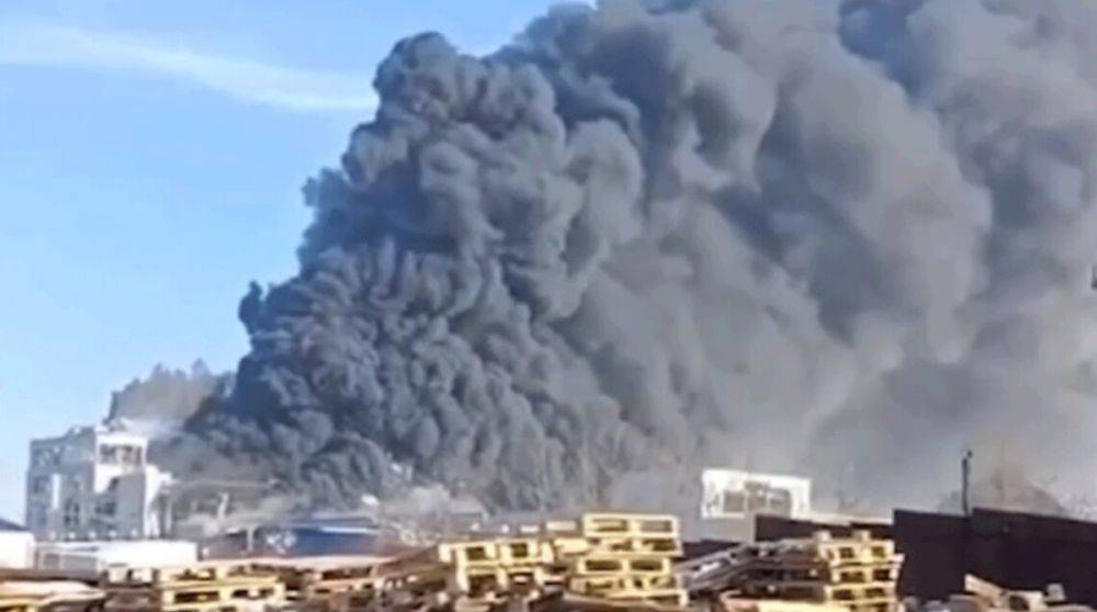 В Ростовской области рф вспыхнул пожар на полиэфирном заводе – видео