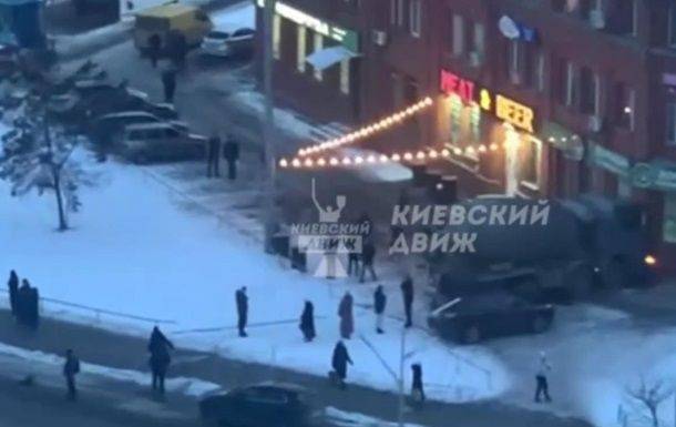В Киеве на Троещине грузовик протаранил дом