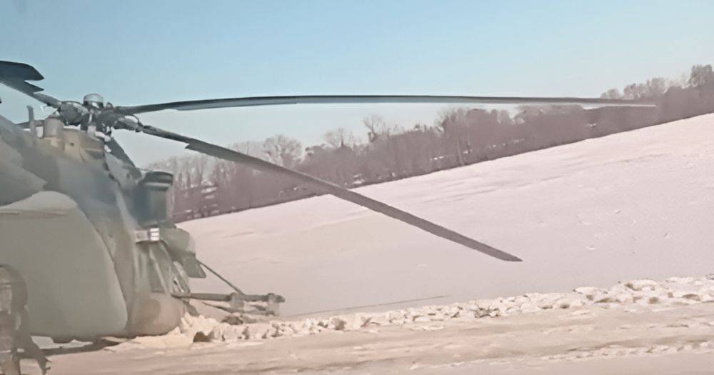 В Брянской области вертолет Ми-8 совершил экстренную посадку на трассе (фото, видео)