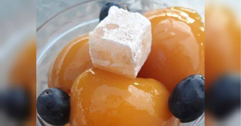 Десерт с консервированными фруктами, орехами и лукумом: необычно и вкусно