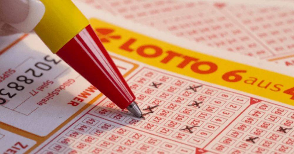 "Не могу поверить": женщина во время уборки нашла лотерейный билет и выиграла 100 тысяч евро