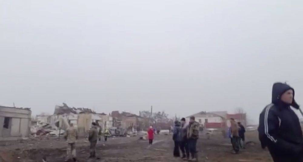 Снесло половину улицы: одна из ракет, выпущенных РФ по Украине, не долетела и упала на село в Воронежской области (видео)