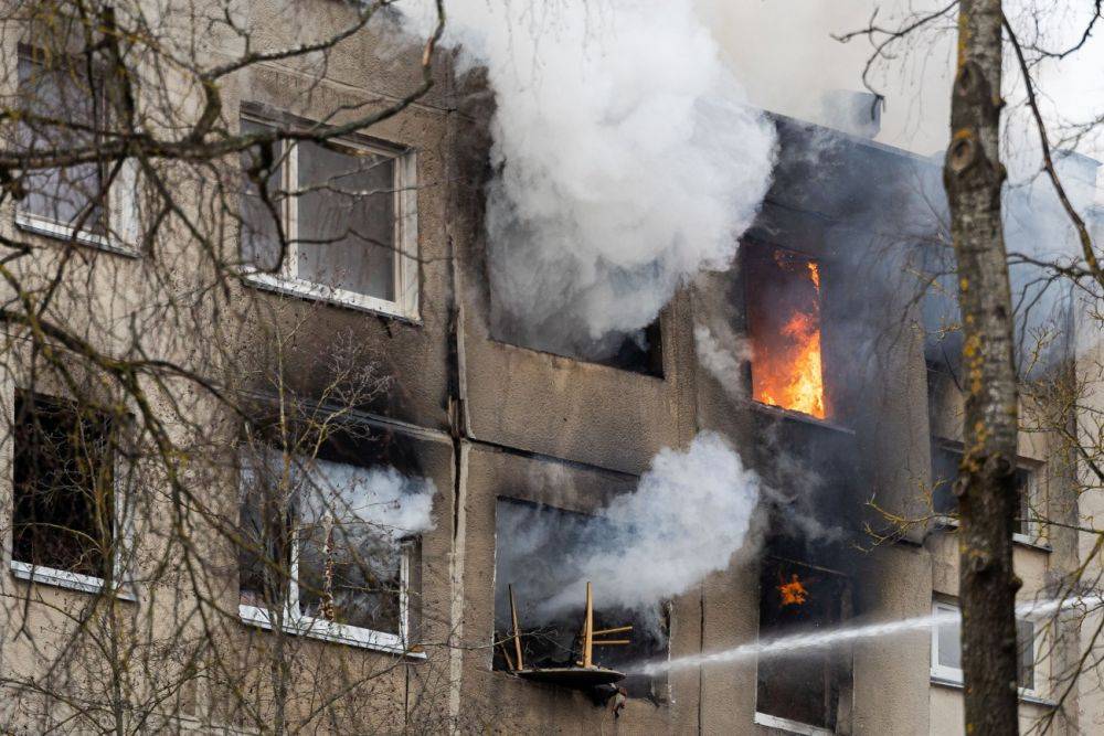 Из многоэтажки в Вильнюсе, где произошли взрывы и пожар, 4 человека доставлены в больницу