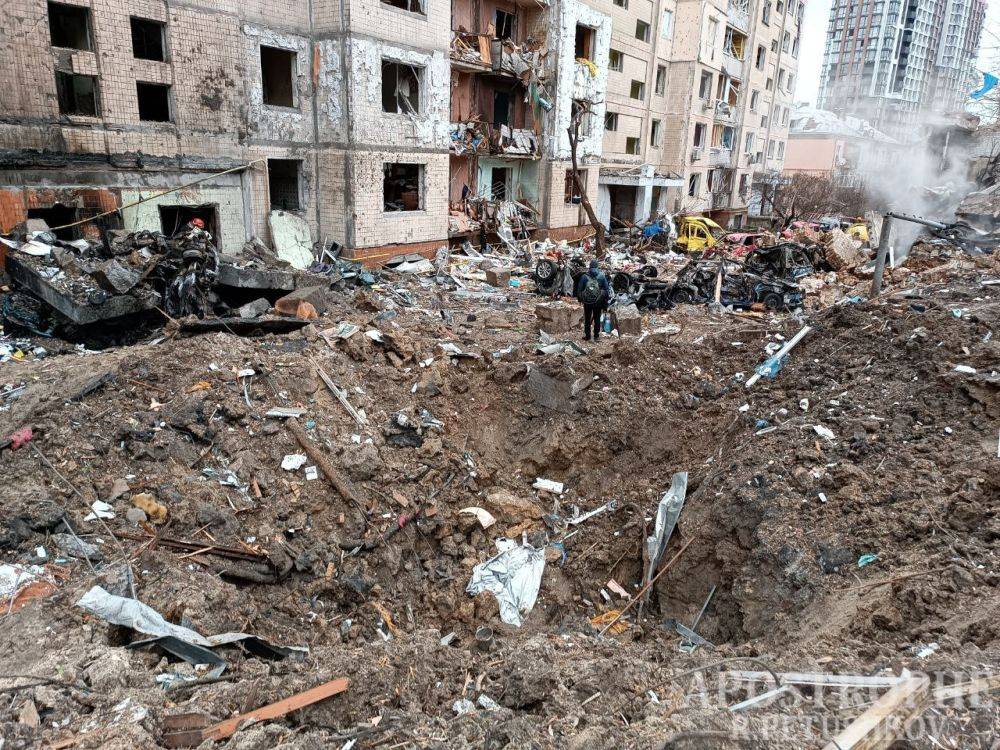Удар по Киеву 2 января – происходящий возле разрушенного ракетой дома - фото
