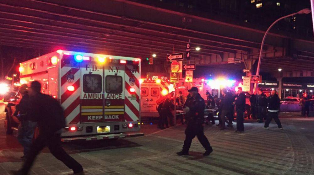 Нью-Йорк всколыхнула серия мощных взрывов, в городе фиксируют перебои с электричеством – СМИ