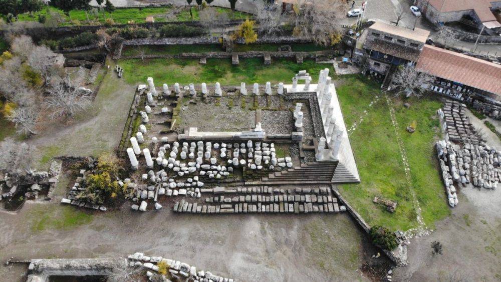 Раскопки археологов в Турции - фото гробницы в храме Аполлона