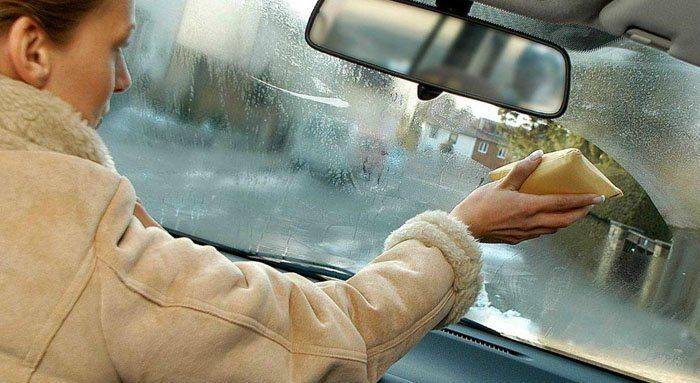 Что нужно сделать, если зимой в автомобиле часто запотевают стекла: простые хитрости