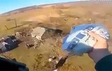 Украинские пилоты вертолета сбросили подарок девочке, которая приветствовала их на боевых вылетах